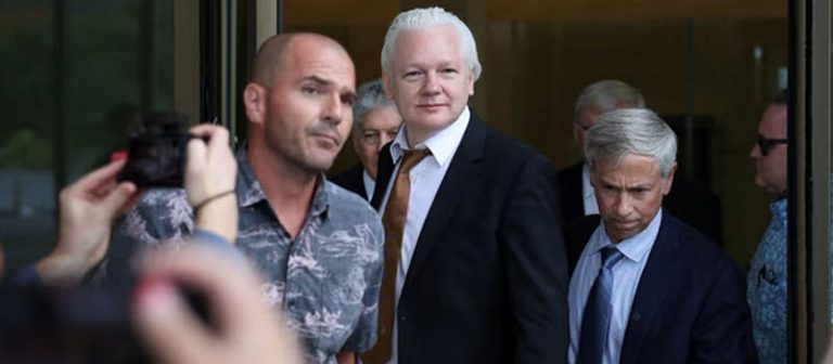 Queda Assange libre tras declararse culpable