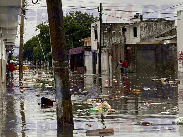 Ahogan lluvias a Cancún… y sin luz