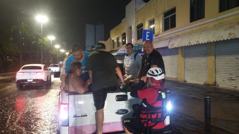 Trasladan en patrullas a turistas varados por lluvias