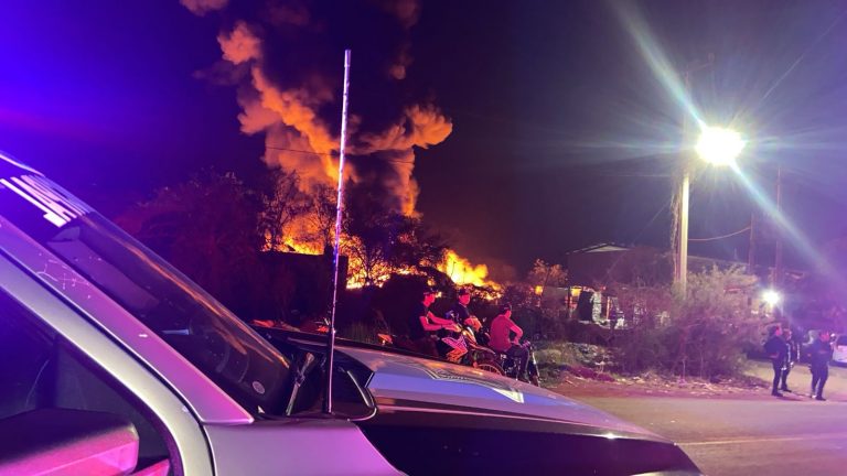 Dura 3 horas el incendio; evacuan a familias