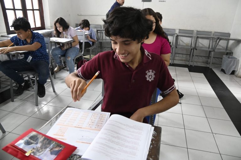 Entre nervios y alegría más de 24 mil hacen examen en la UAS