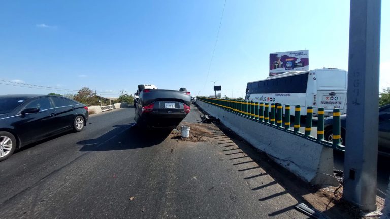 Se registra volcadura en Puente Desnivel