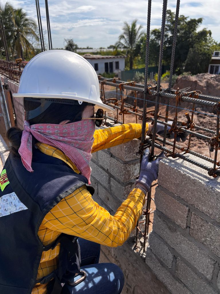 Voluntarias ayudan a construir un nuevo lugar de reunión de los Testigos de Jehová