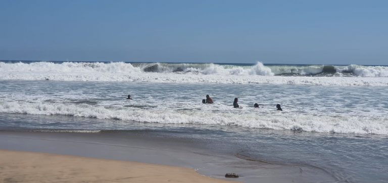 Cierran puerto a la navegación por alto oleaje
