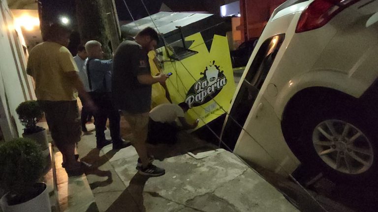 Socavón se traga una camioneta en Las Quintas