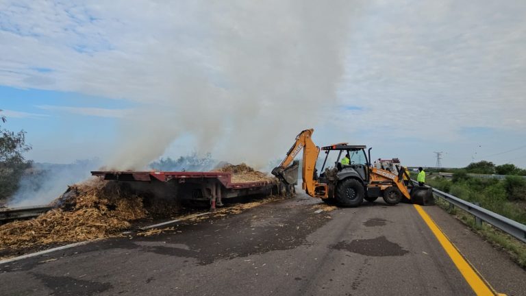 Se quema pastura en tráiler sobre Maxipista