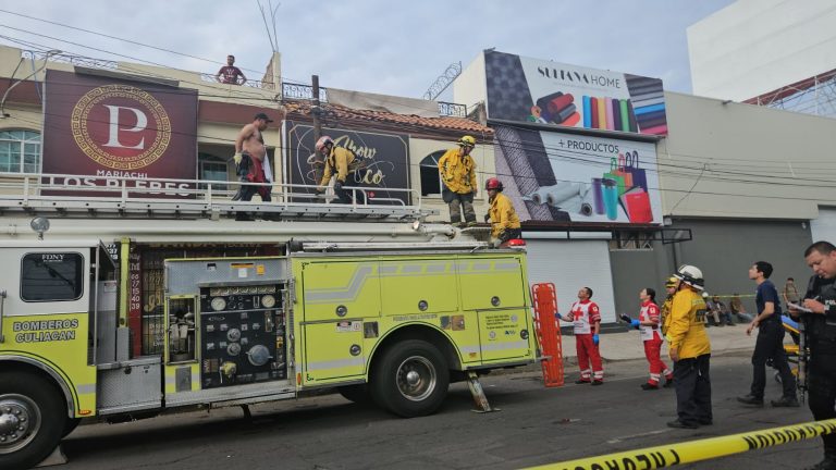 Lo rescatan de un poste tras descarga eléctrica