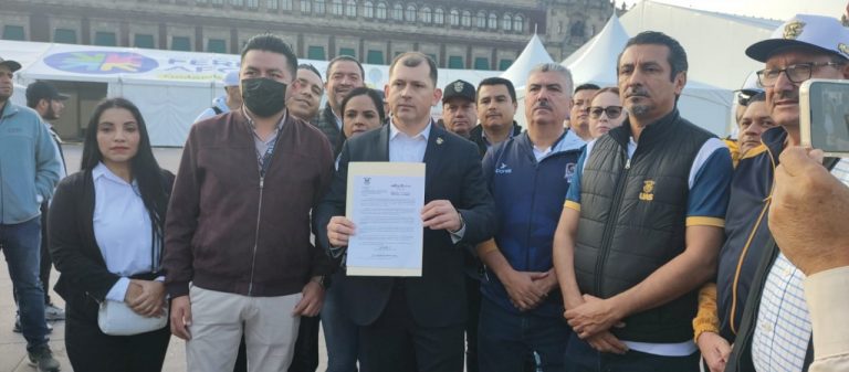 Mil universitarios llegan al Zócalo en CDMX