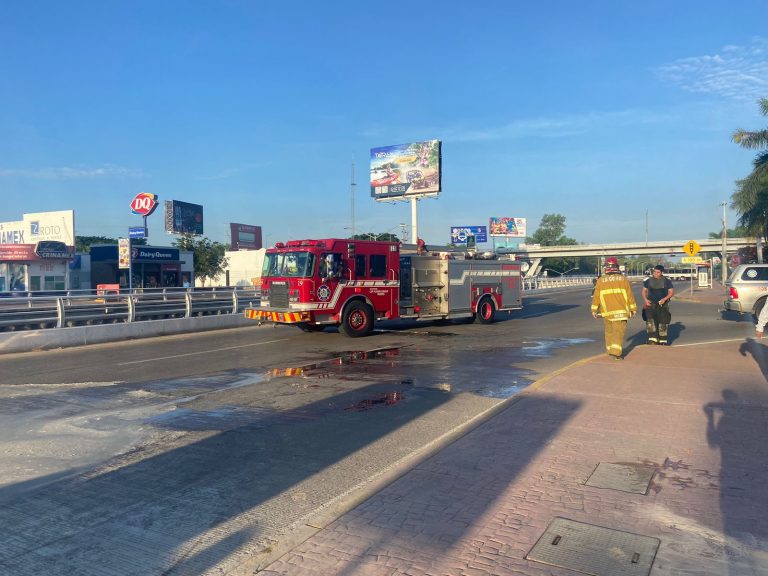 Se incendia camioneta: llevaban 30 tanques de gas
