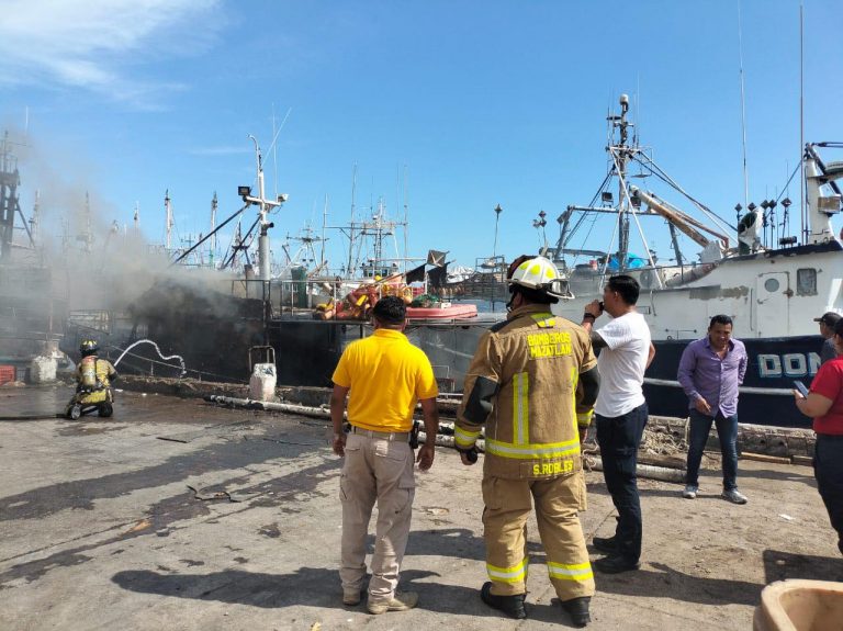 Se incendian tres barcos tiburoneros en Mazatlán