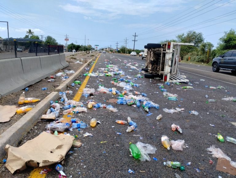 Salen 2 ilesos sobre la Culiacán-Eldorado