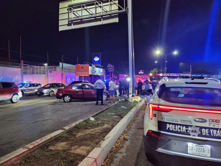 Queda anciano prensado en choque