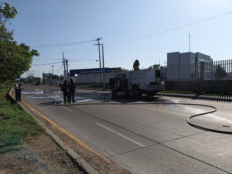 Se quema pipa con diésel frente al Hospital de la Mujer