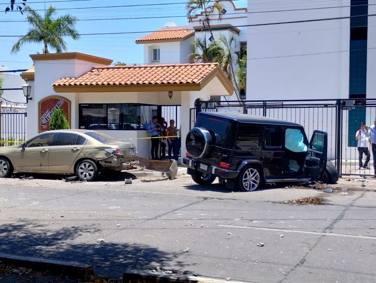 Atacan a balazos a conductor de una Mercedes