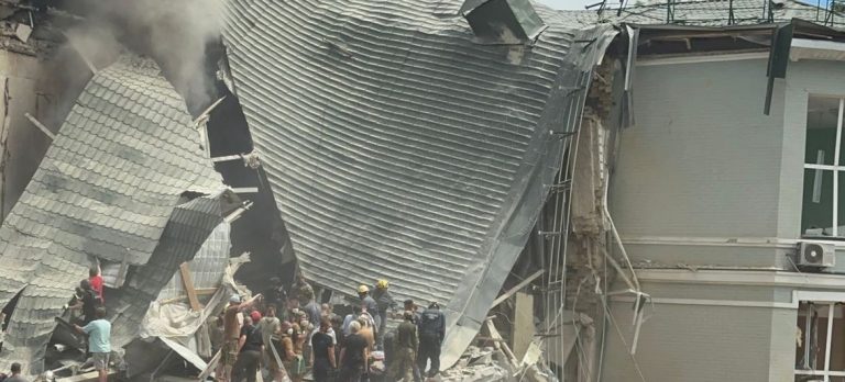 Ataque Rusia hospital infantil; 20 muertos en Ucrania