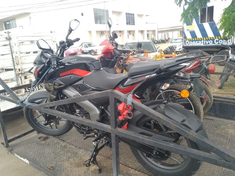 Retiran y sancionan vehículos de policías sin placas y con polarizado excesivo