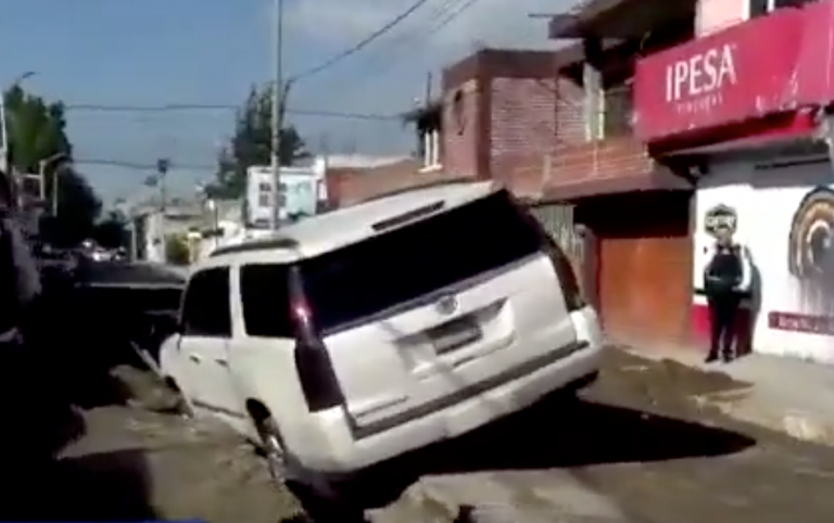 Cayó en su Cadillac a un bache y lo quieren multar