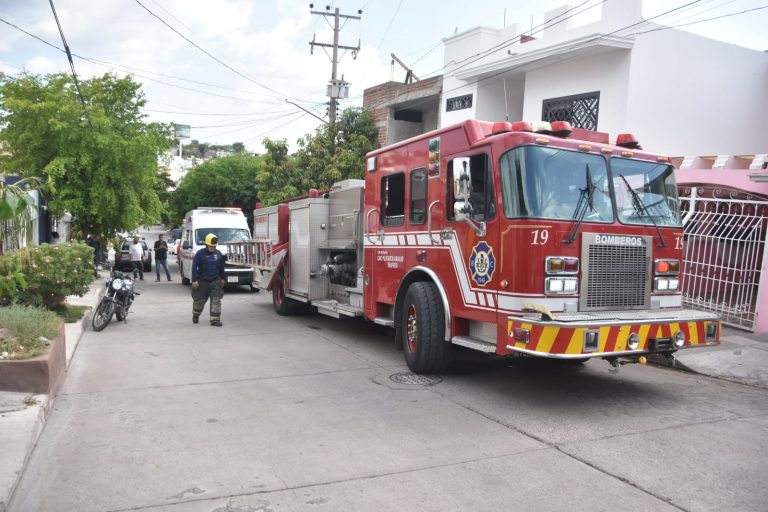 Toca cables de CFE en un techo y fallece electrocutado