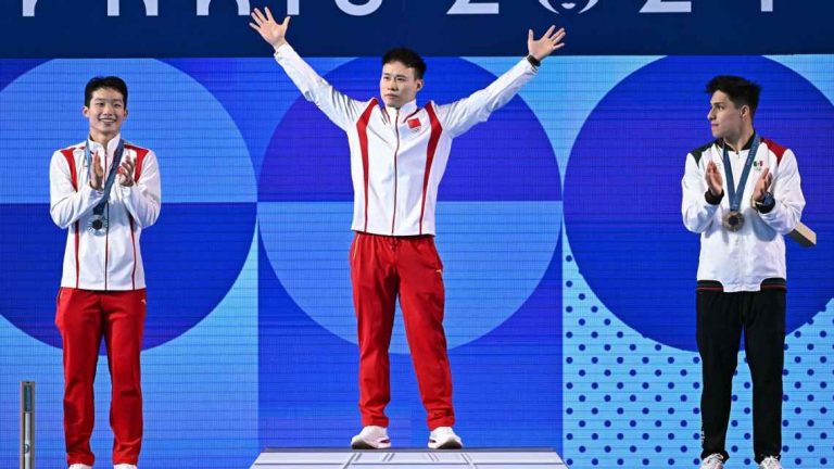 Osmar Olvera gana bronce en trampolín de 3m