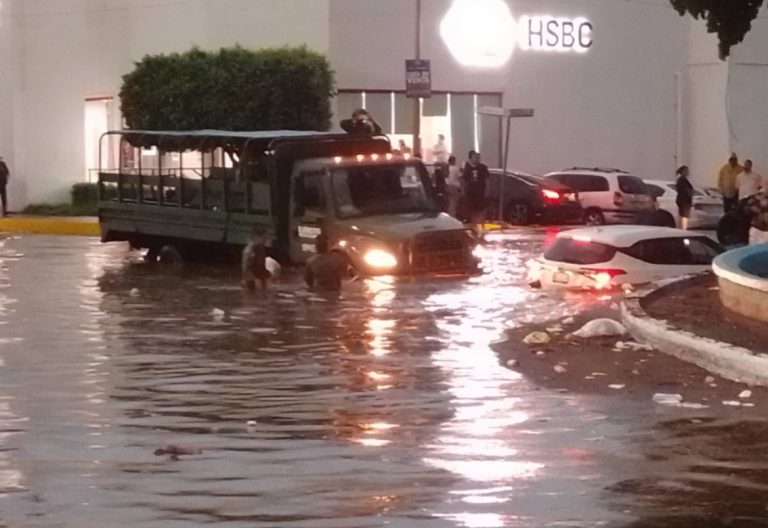 Rescatan a mujer de corriente con casi un metro de profundidad
