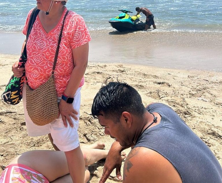 Rescatan a 6 del mar; 2 terminan en el hospital