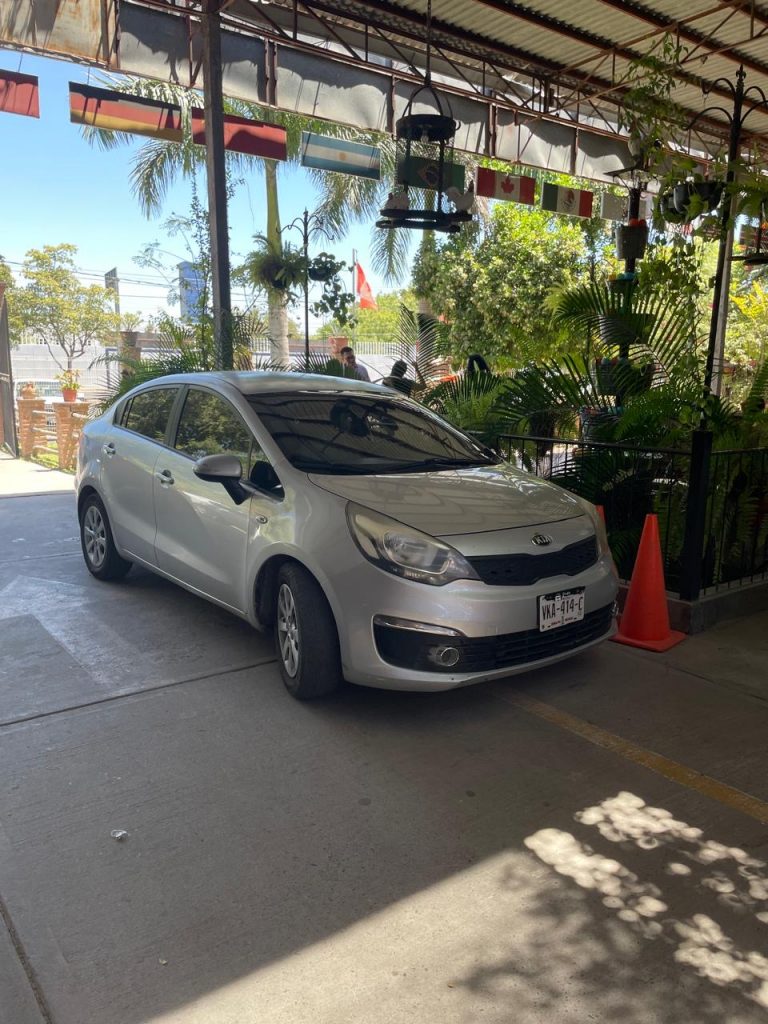 Le caen una una moto para robarle el auto