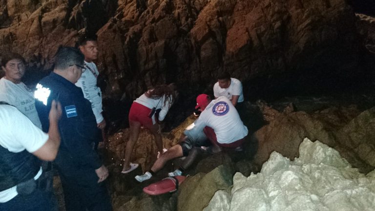 Cae hombre a zona rocosa en Paseo Claussen