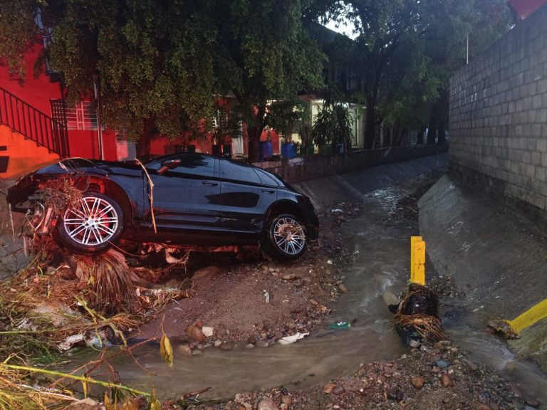 Arrastran arroyos 5 autos en Culiacán durante lluvia