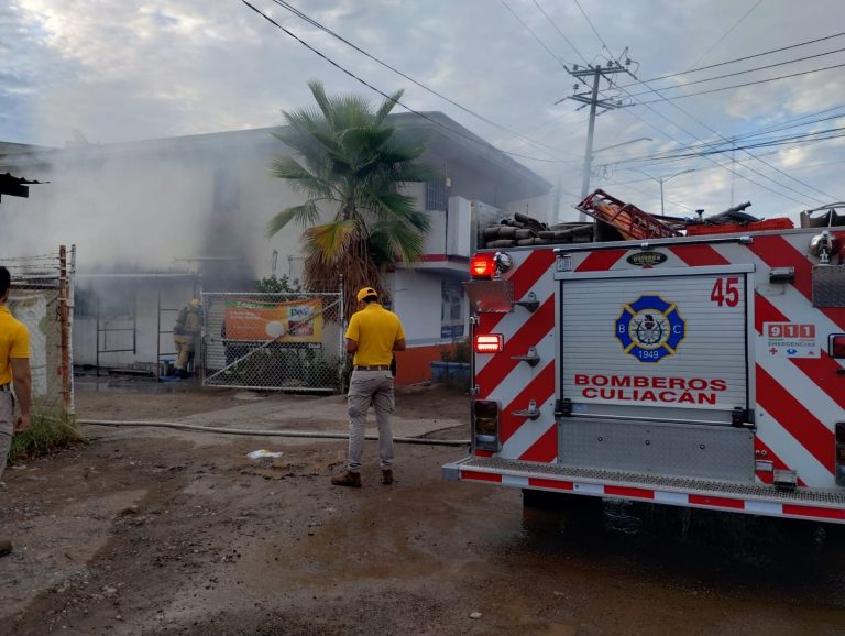 Arde negocio de acero; hasta 2 horas para apagar las llamas
