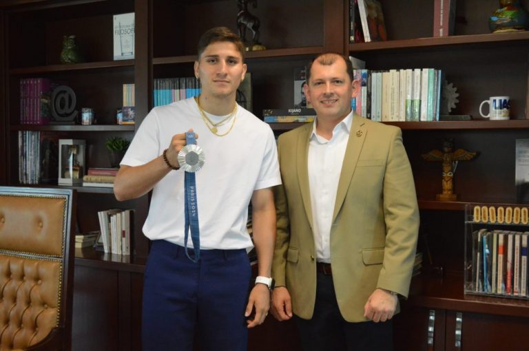 Reconoce UAS a Marco Verde con beca mensual