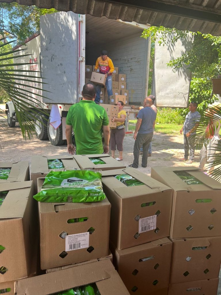 Reparten despensas en pueblos en desabasto de alimentos