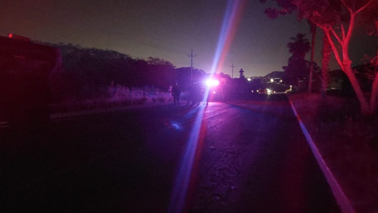 Con las manos esposadas localizan a 2 ejecutados