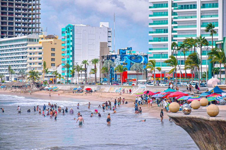 Abarrotan turistas Mazatlán en fin de semana patrio
