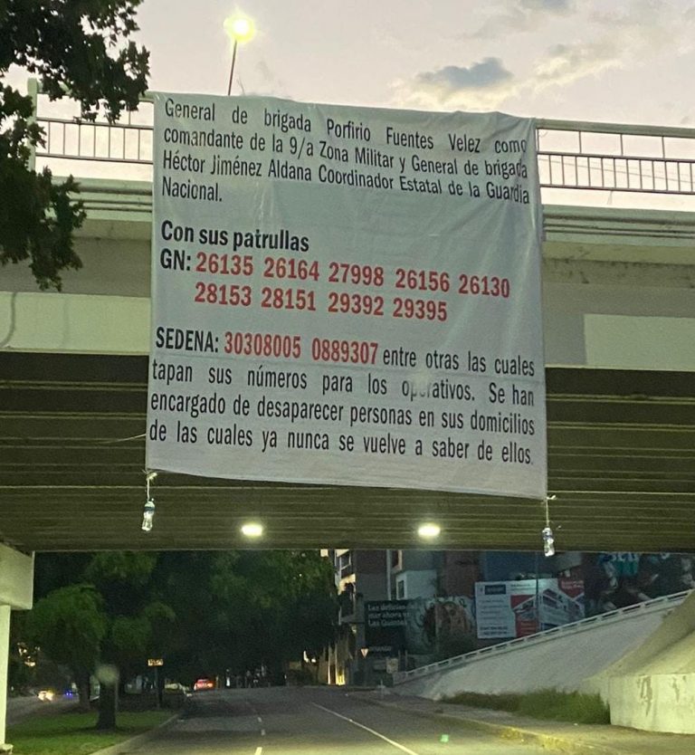 Las mantas en contra de mandos militares