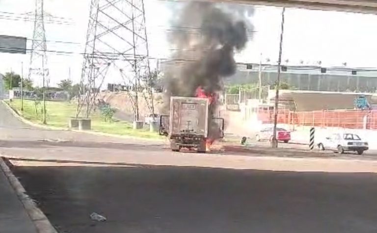 Hay quema de autos y bloqueos al sur de Culiacán