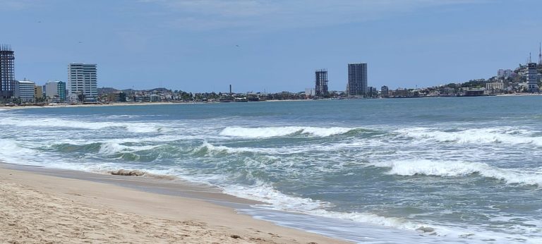 Aumentarán olas en Mazatlán por la madrugada
