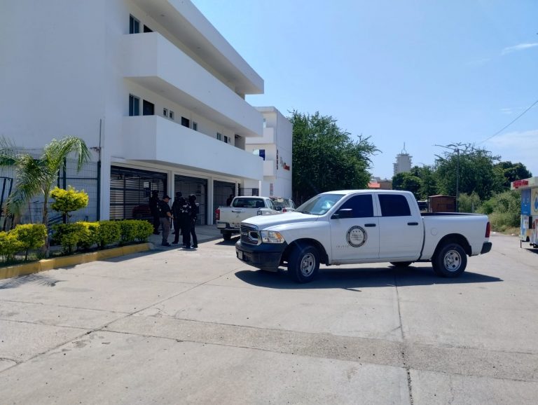 Reportan un homicidio y 13 robos de autos