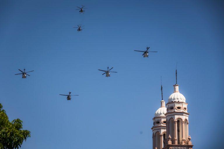 Acaparan desfile en Culiacán helicópteros artillados