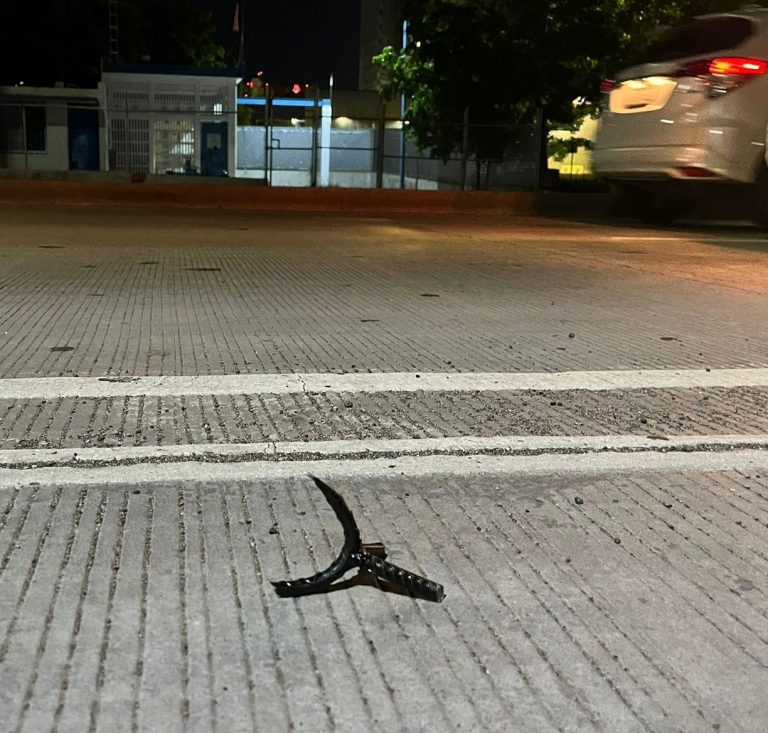 Cuenta una decena de autos afectados por ponchallantas