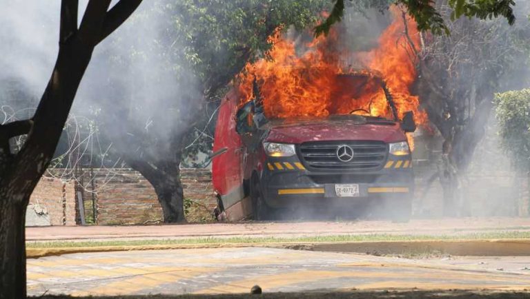 Vandalizan normalistas Batallón de Infantería de Iguala
