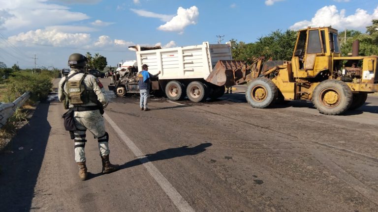 Desalojan la Municipal y queman autos en salida sur