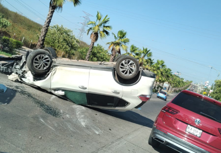 Queda llantas hacia arriba rumbo a Imala