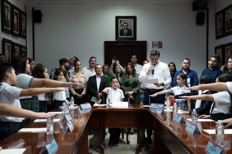 Toman niños control del Cabildo en Culiacán