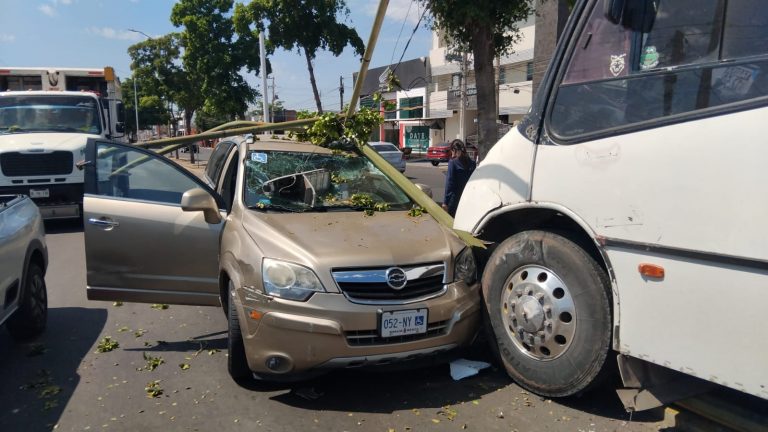Camión termina en guarnición tras carambola