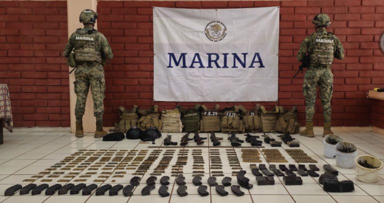 Reporta Marina decomiso de armas, equipo táctico y autos en Navolato