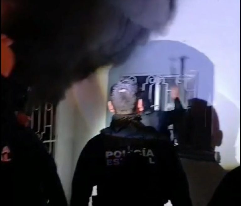 Rescatan de incendio a una mujer