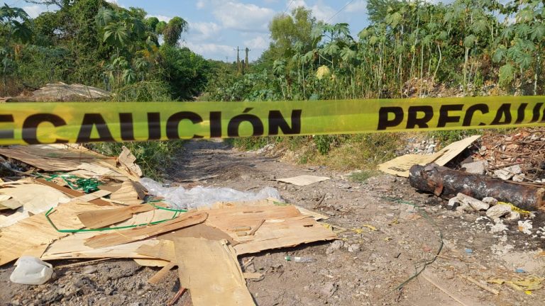 Lo encuentran muerto dentro de auto en El Barrio