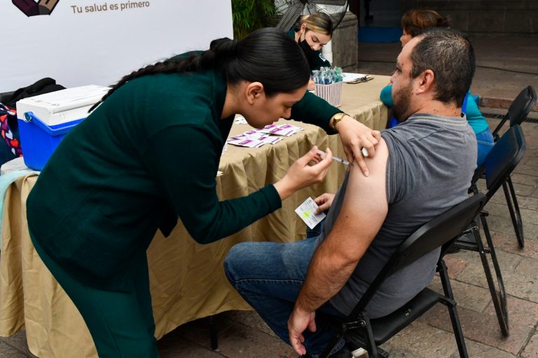 Vacunan en Feria contra tétano, influenza y covid