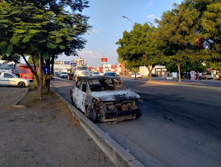 Reportan robos, bloqueos y quema de autos en Culiacán