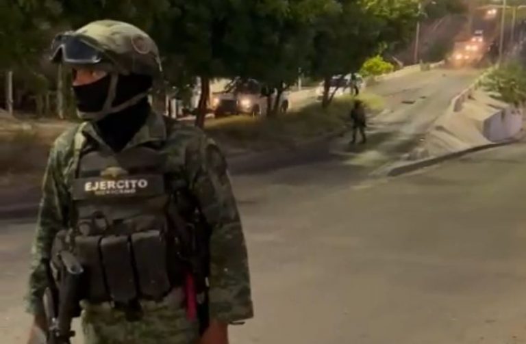 Aseguran armas y equipo táctico tras persecución a camioneta